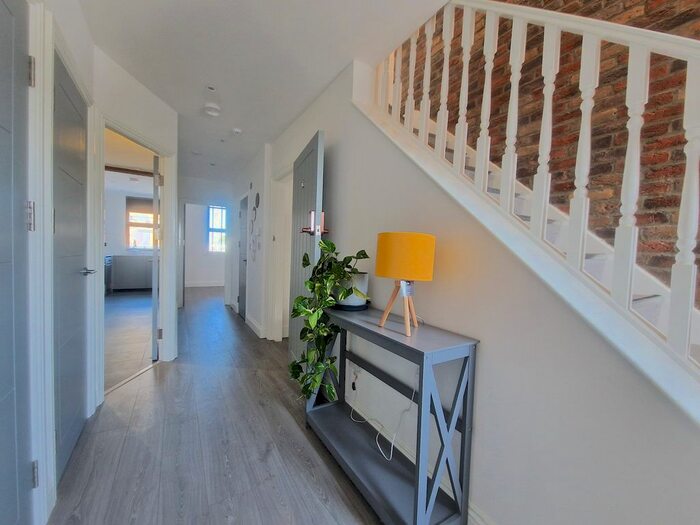 3 Bedroom Maisonette To Rent In Bethnal Green Road, Bethnal Green, London, E2