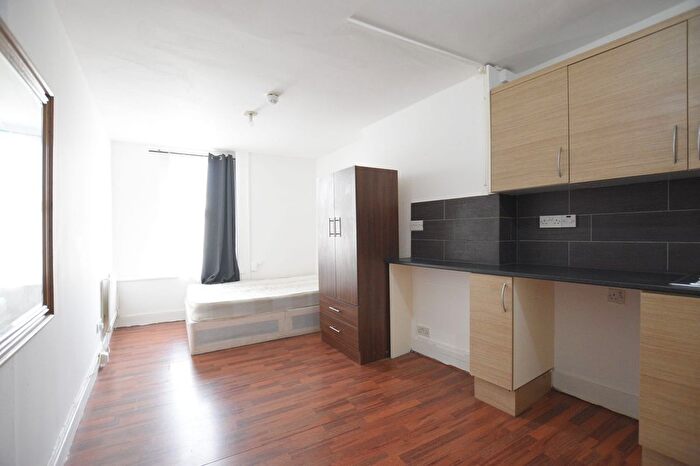 1 Bedroom Flat To Rent In Camberwell Church Street, Camberwell, SE5