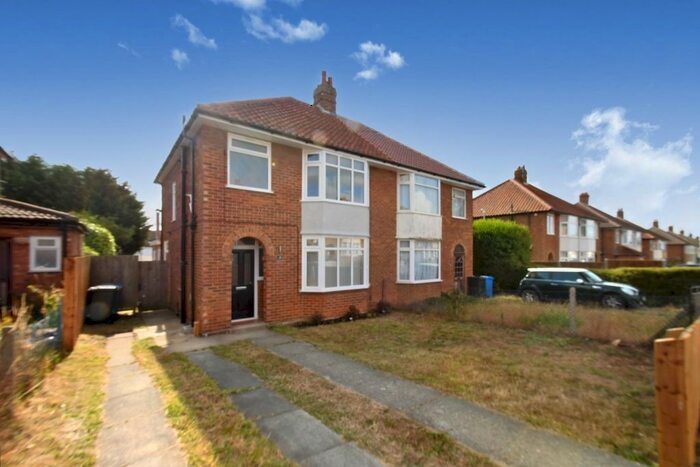 3 Bedroom Semi-Detached House To Rent In Pinecroft Road, Ipswich, IP1