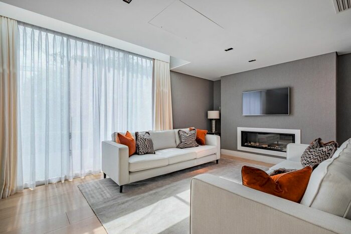 3 Bedroom Flat To Rent In Green Street, London, W1K