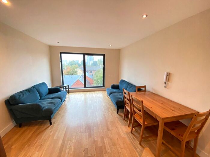 3 Bedroom Flat To Rent In The Chandlers, Leeds, LS2