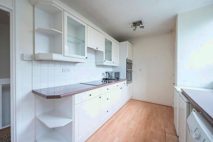 2 Bedroom Flat To Rent In Putney Hill, Putney, London, SW15