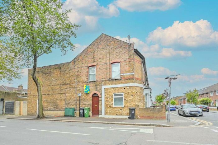 3 Bedroom Flat To Rent In Ashville Road, Leytonstone, London, E11