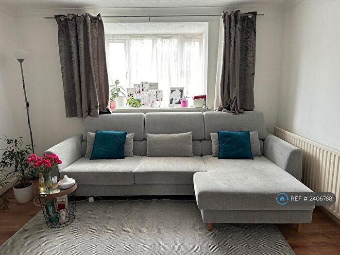 1 Bedroom Flat To Rent In Abbotsbury Court, Horsham, RH13