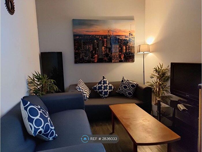 3 Bedroom Flat To Rent In Pendleton Way, Salford, M6