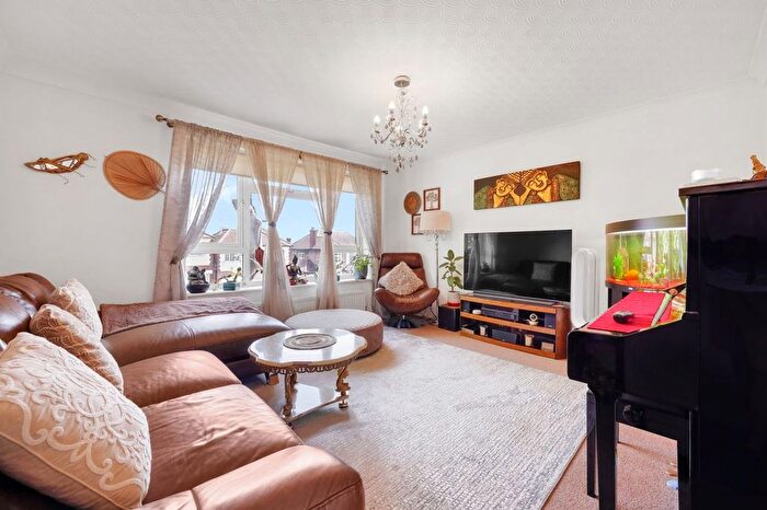 2 Bedroom Maisonette For Sale In Chase Road, London, N14