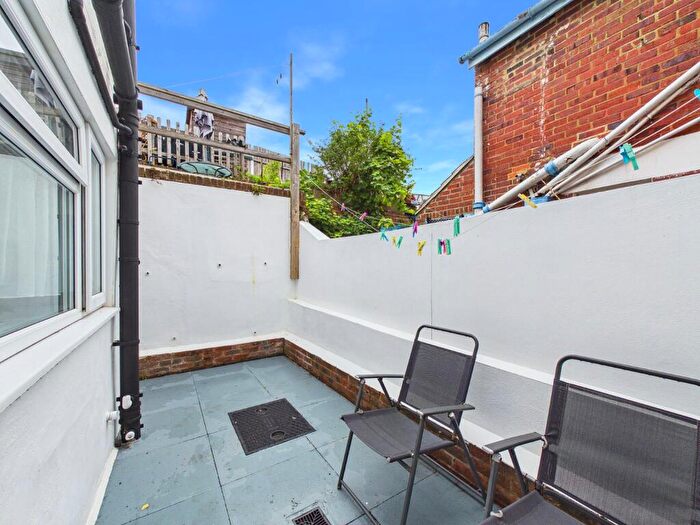 1 Bedroom Apartment For Sale In Thanet Gardens, Folkestone, Kent, CT19
