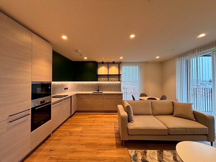 2 Bedroom Flat To Rent In Iris House, Hemlock Street, E14