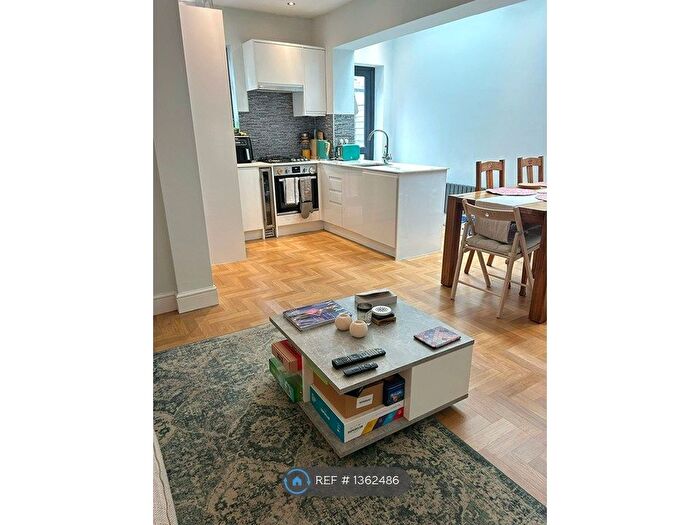 2 Bedroom Flat To Rent In Fairlight Road, London, SW17