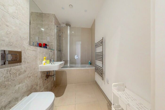 2 Bedroom Flat To Rent In City View Point, Leven Road, London, E14