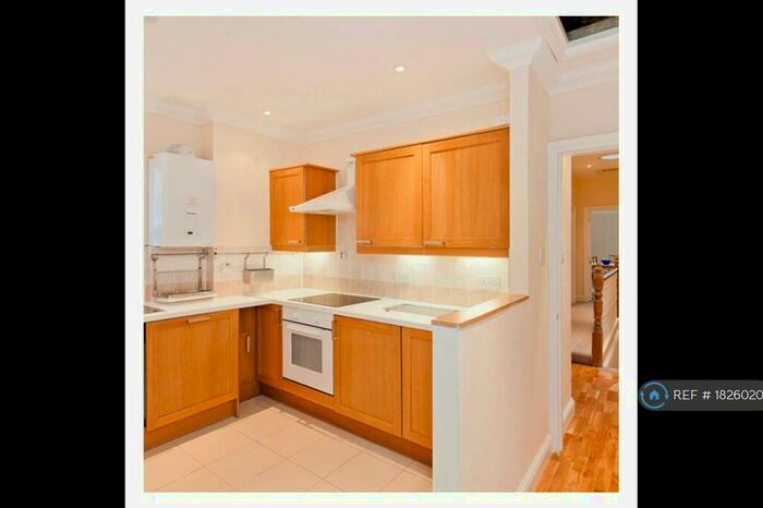 2 Bedroom Flat To Rent In A Cedar Road, London, NW2