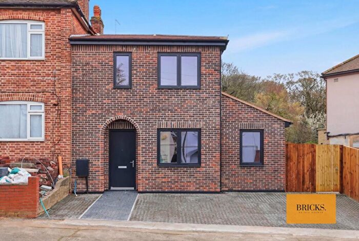 2 Bedroom End Of Terrace House For Sale In Forest Drive, Woodford Green, IG8
