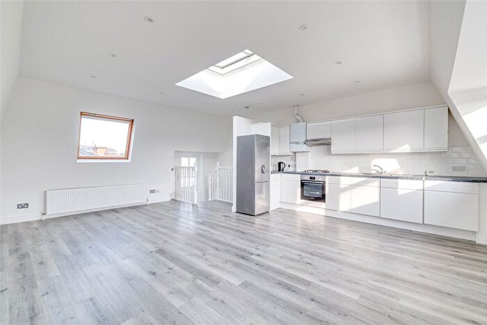 2 Bedroom Flat To Rent In New Kings Road, London, SW6