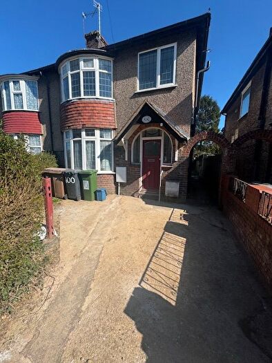 3 Bedroom Semi Detached House To Rent In Richmond Hill, Luton, LU2