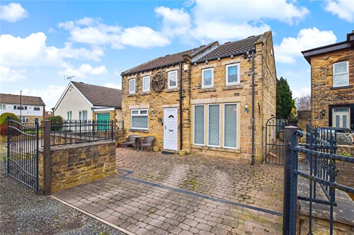 3 Bedroom Detached House For Sale In The Coach House, Lane End Mount, Pudsey, West Yorkshire, LS28