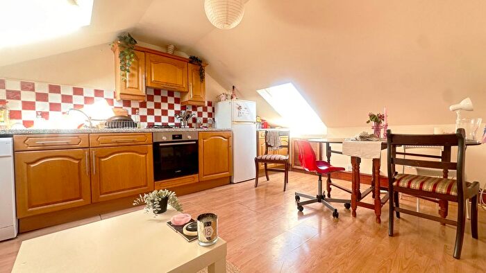 3 Bedroom Flat To Rent In Bethnal Green Road, London, E2