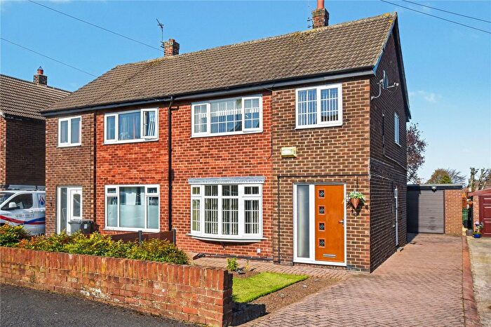 3 Bedroom Semi Detached House For Sale In St. Helens Drive, Micklefield, Leeds, West Yorkshire, LS25
