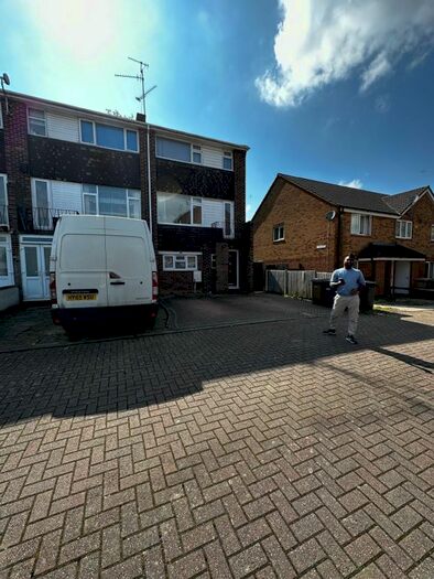 4 Bedroom Town House To Rent In Tenby Drive, Luton, LU4