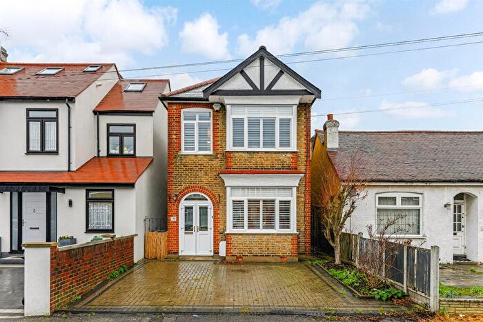 3 Bedroom Detached House For Sale In Hampton Road, Chingford, E4