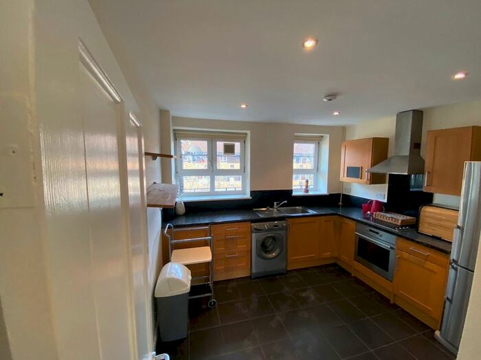 2 Bedroom Flat To Rent In Gosling Way, Oval, London, SW9