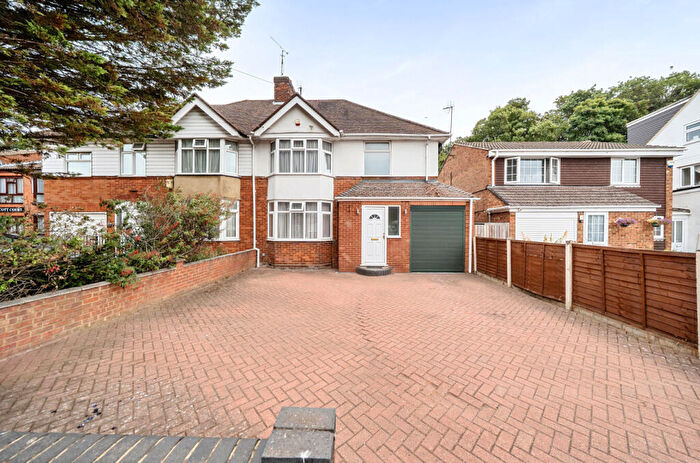 4 Bedroom Semi-Detached House For Sale In Kingsway, Dunstable, Bedfordshire, LU5