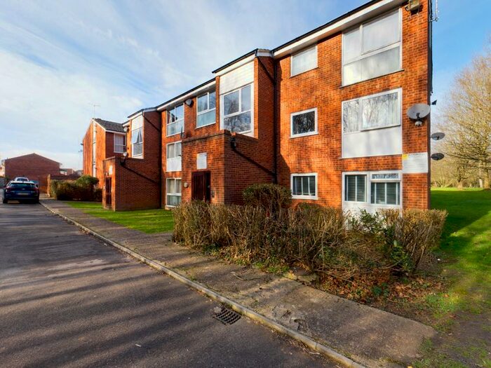 1 Bedroom Apartment To Rent In Nightingale Walk, Hemel Hempstead, Hertfordshire, HP2