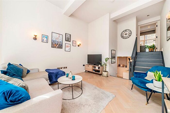 1 Bedroom Maisonette For Sale In Crabtree Hall, Bishops Park, W6