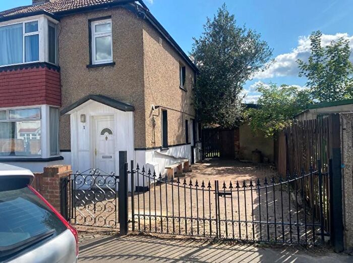4 Bedroom End Of Terrace House To Rent In Hounslow Avenue, Hounslow, TW3
