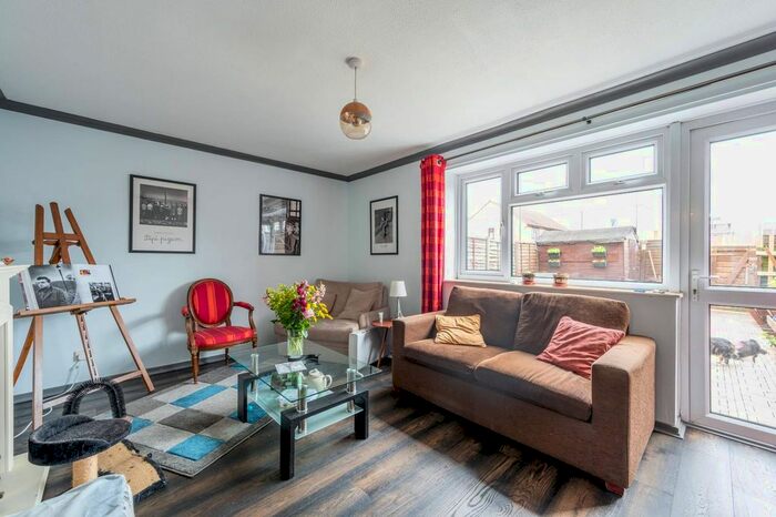 3 Bedroom Maisonette To Rent In Wadhurst Close, Anerley, London SE20