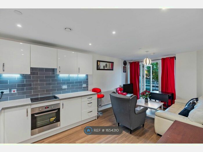 2 Bedroom Flat To Rent In Adenmore Road, London, SE6