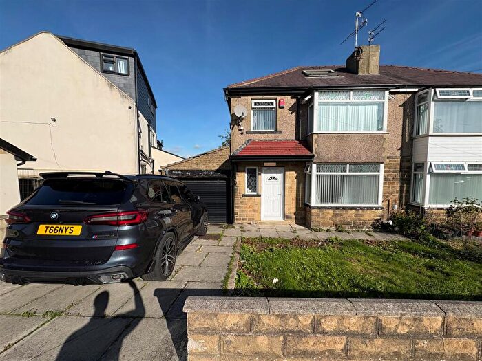 3 Bedroom Town House For Sale In Poplar Grove, Horton Bank Top, Bradford, BD7