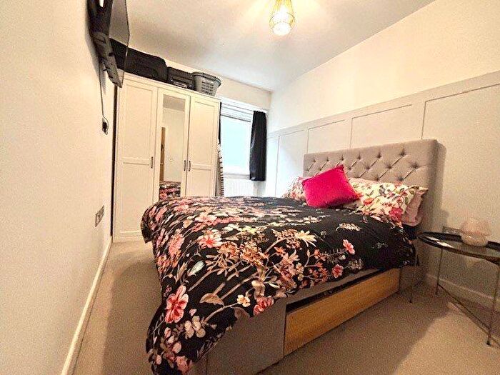 1 Bedroom Flat For Sale In Hanover House, Brentwood, CM14