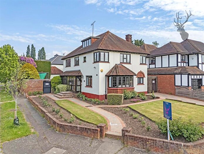 4 Bedroom Detached House For Sale In Courtland Drive, Chigwell, IG7