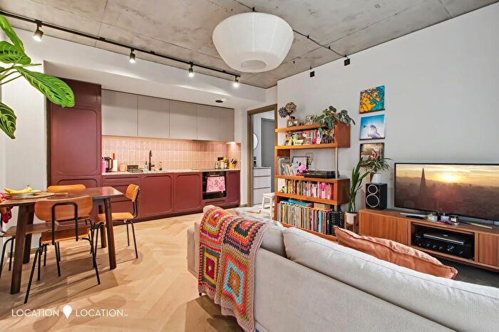 2 Bedroom Flat For Sale In Garnham Street, London, N16