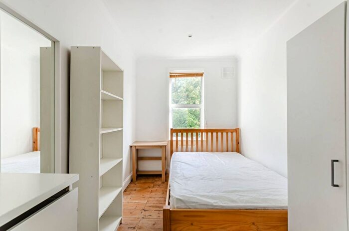 3 Bedroom Flat To Rent In Norwood Road, Herne Hill, London, SE24