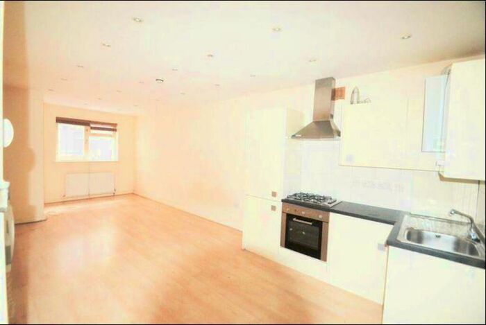 Apartment To Rent In Finchley Road, Temple Fortune, NW11