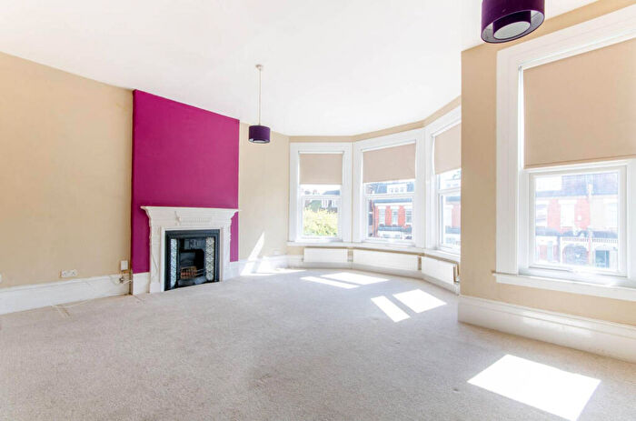 2 Bedroom Flat To Rent In Woodside Park Road, London, N12