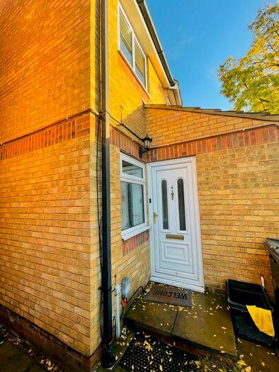 4 Bedroom Semi-Detached House To Rent In Groveherst Road, Dartford, DA1