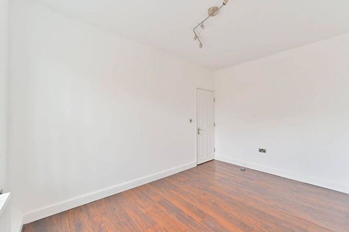 3 Bedroom Flat To Rent In Kennington Park Road, Oval, London, SE11