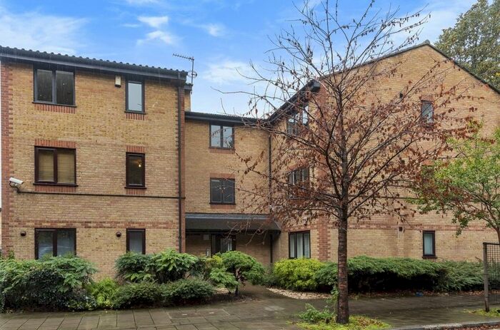 2 Bedroom Flat To Rent In Searles Road, London, SE1