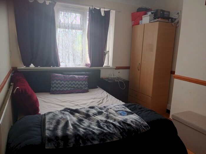 2 Bedroom Flat To Rent In Gaysham Avenue, Ilford, Gantshill, IG2