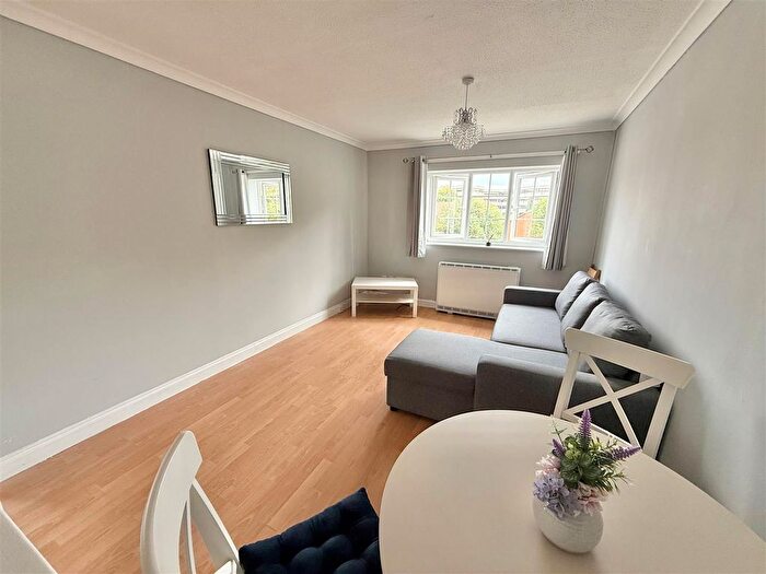 1 Bedroom Maisonette To Rent In Layham Drive, Luton, LU2