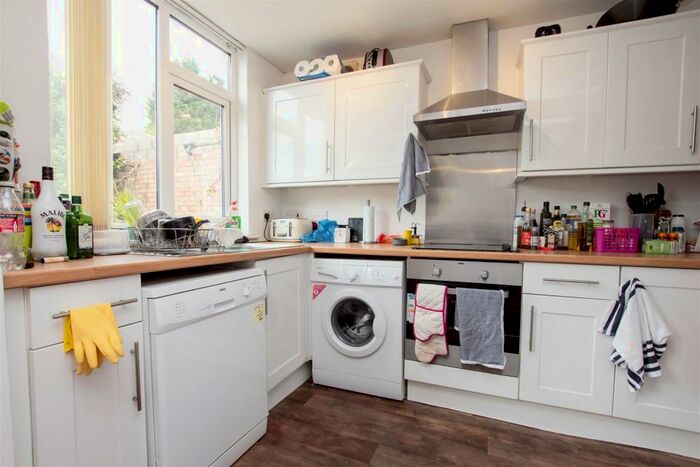 4 Bedroom House To Rent In Warwards Lane, Birmingham, B29