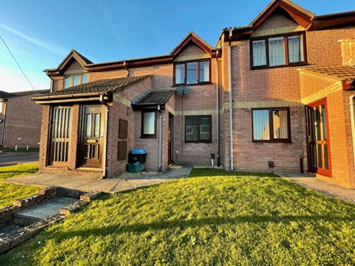 2 Bedroom Flat To Rent In Weavers Court, Frome, BA11