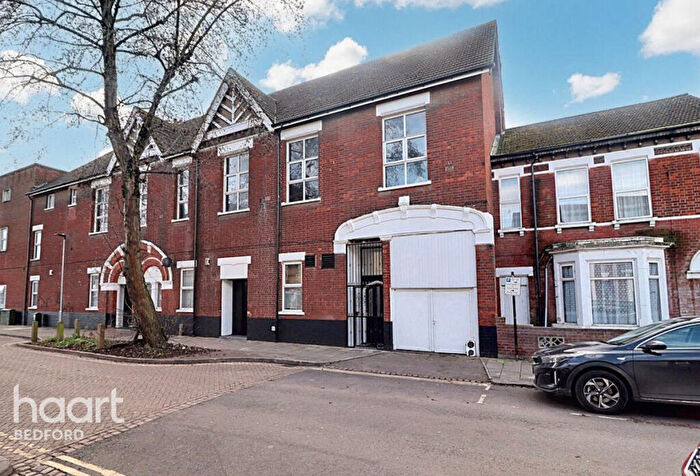 3 Bedroom Maisonette For Sale In Ashburnham Road, Bedford, MK40