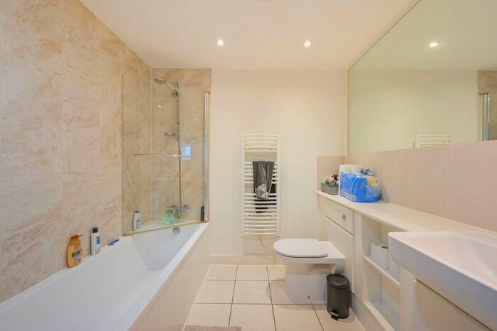 2 Bedroom Flat To Rent In Fathom Court, Gallions Reach, London, E16