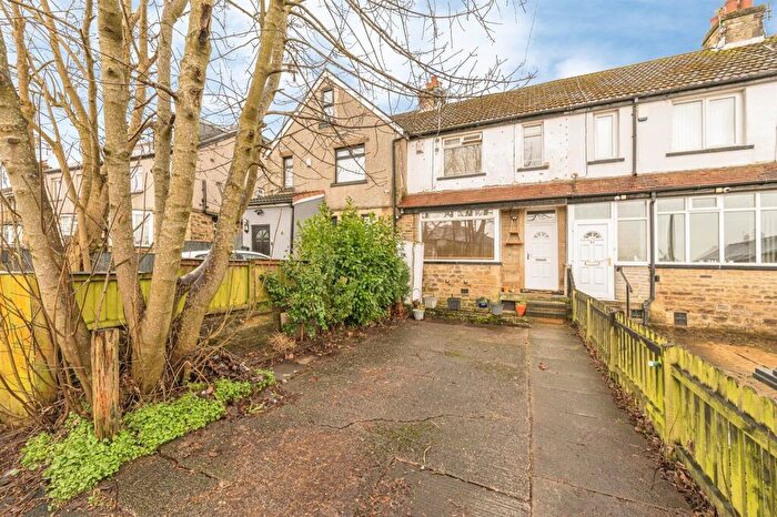 2 Bedroom Town House For Sale In Hollybank Gardens, Bradford, BD7