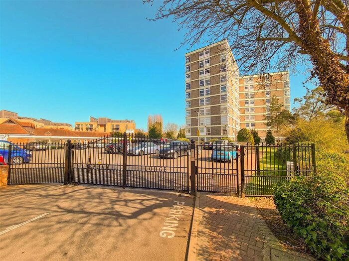 2 Bedroom Flat To Rent In Oxford Road, Denham, Uxbridge, UB9