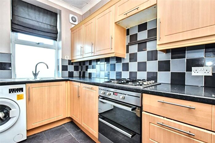3 Bedroom Flat To Rent In Dalyell Road, London, SW9
