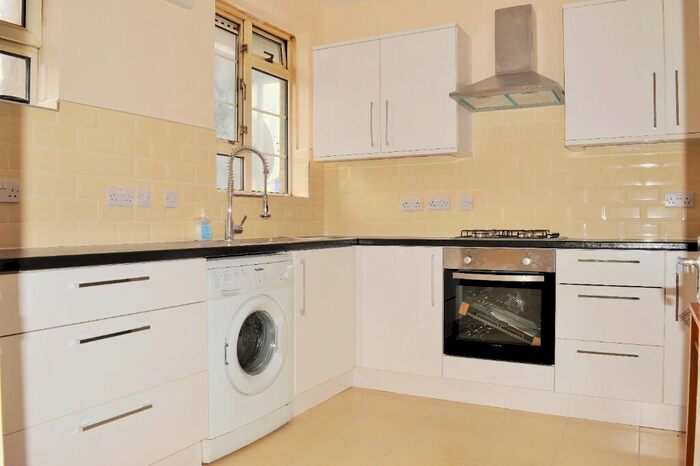 3 Bedroom Flat To Rent In Vallance Road, London, E1